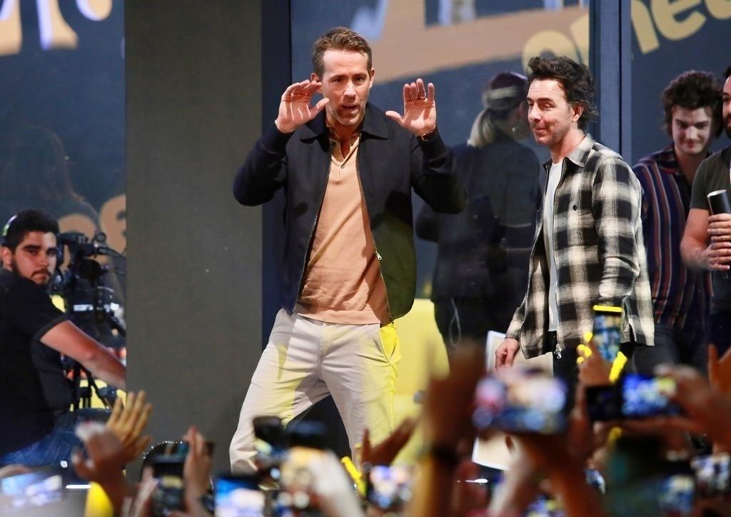 Ryan Reynolds causa tumulto na chegada com John Keery e Shawn Levy à CCXP 2019 - Iwi Onodera/UOL