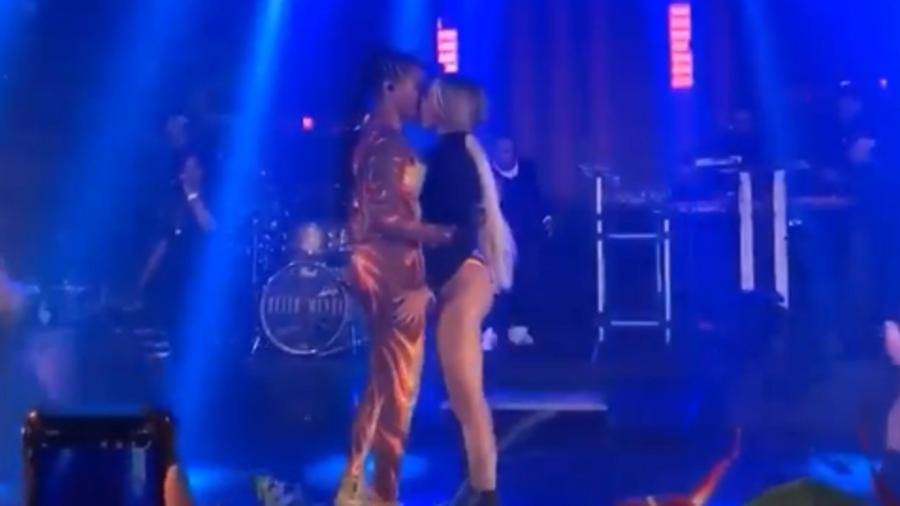Ludmilla dá beijão em namorada no Baile da Vogue - Reprodução/Twitter