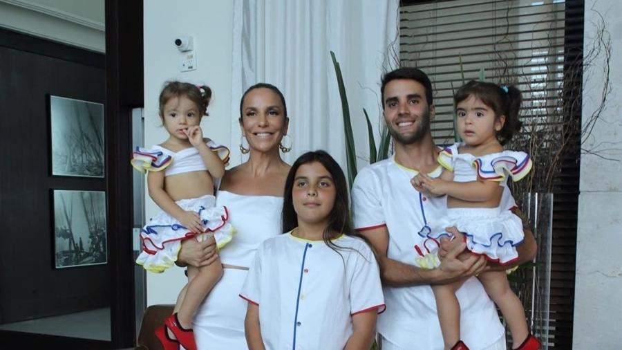 Ivete Sangalo com o marido, Daniel, e os três filhos - Reprodução/Instagram