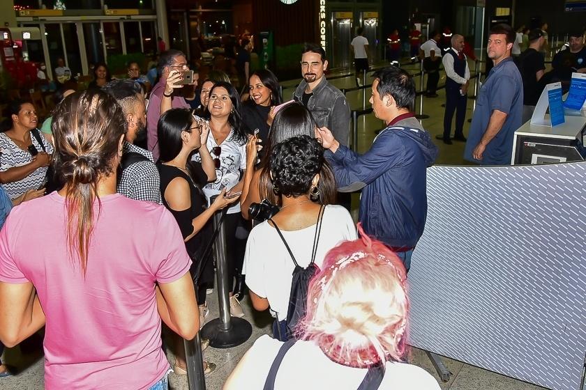 Kevin, dos Backstreet Boys, atende fãs no aeroporto de Guarulhos - Marcello Sá Barretto/AgNews