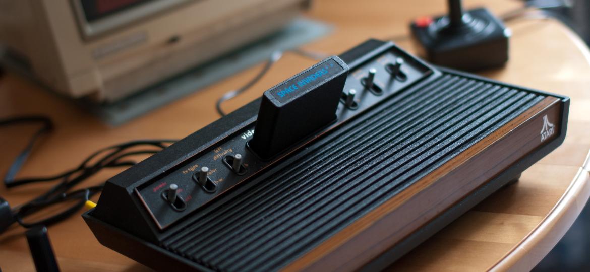 Um Atari 2600 VCS com o o clássico cartucho de Space Invaders - Robee Shepherd/FlickrVision