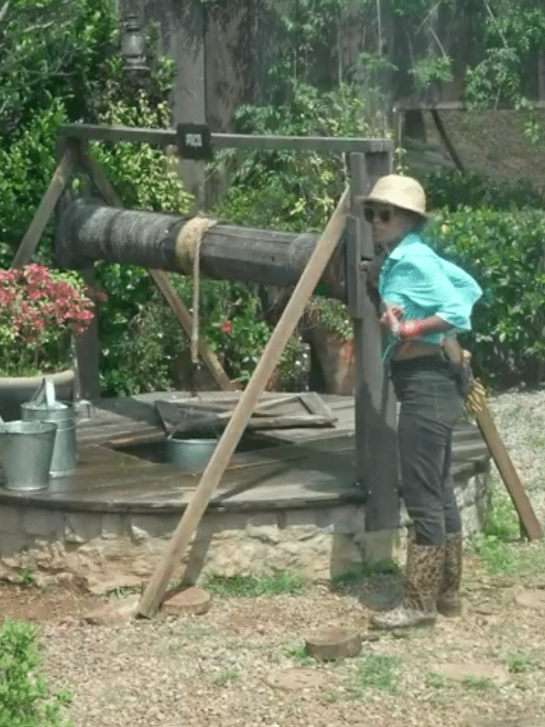 A Fazenda 2020: Lidi Lisboa explode por conta da falta de baldes para pegar água do poço
