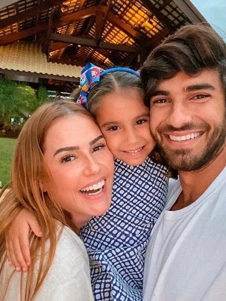Deborah Secco com o marido Hugo Moura e a filha - Reprodução/Instagram