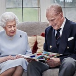 Rainha Elizabeth e Príncipe Philip lendo um cartão feito pelos bisnetos - Reprodução