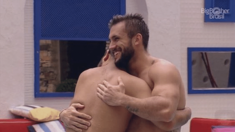 BBB 21: Arthur e Gilberto se abraçam na piscina - Reprodução / Globoplay - Reprodução / Globoplay