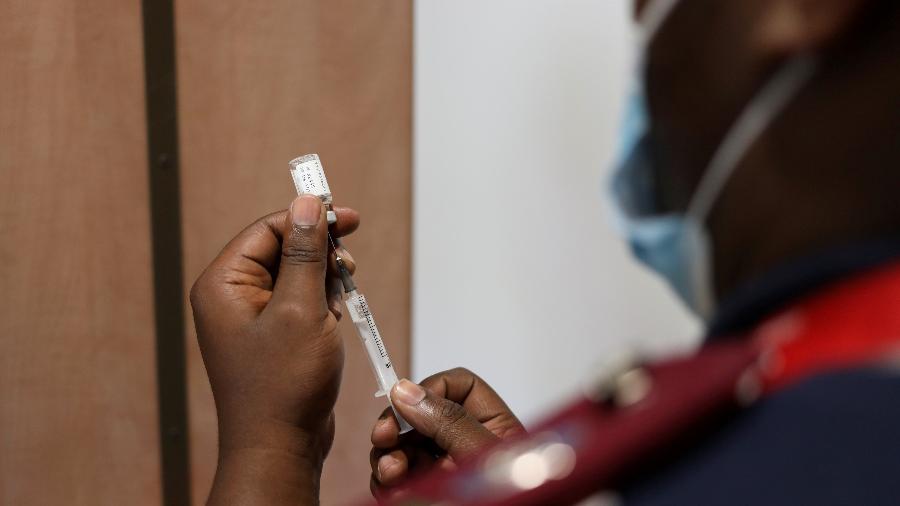 Enfermeira prepara vacina contra covid-19 na África do Sul, onde foi identificada a varianre ômicron - REUTERS/Siphiwe Sibeko