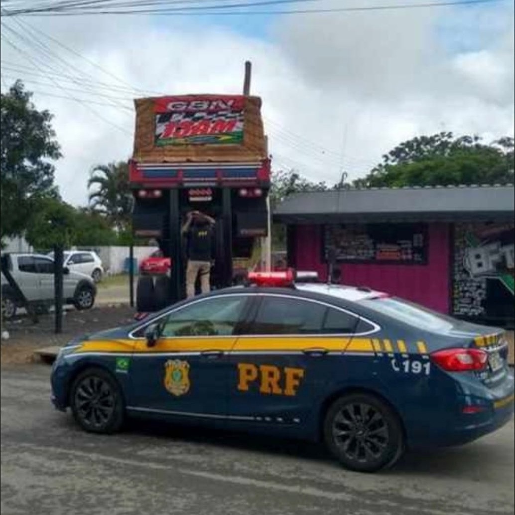 Caminhão com traseira arqueada não está sendo fiscalizado como