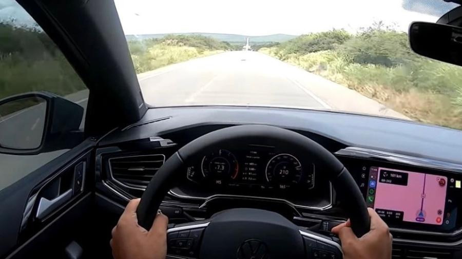 Youtuber Vitor, do Canal Acelera Mais, aparece dirigindoa a 210 km/h em um Volkswagen Nivus - Reprodução