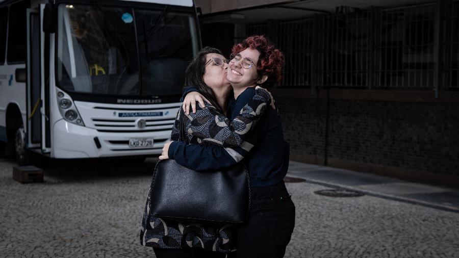 A administradora Maria Tereza Dourado com o filho trans, Lucas, de 15 anos: documentos dele foram modificados de acordo com o gênero com o qual se identifica - Zô Guimaraes/UOL