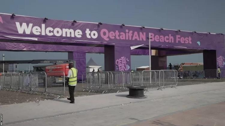 Entrada para a vila dos torcedores na ilha de Qetaifan - BBC Sport - BBC Sport