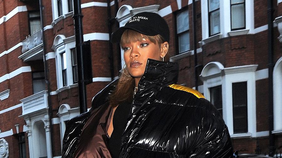 Rihanna com um casaco da marca Raf Simons: em 2016, o estilista adiantou o retorno da peça que está com tudo - Ricky Vigil M/GC Images