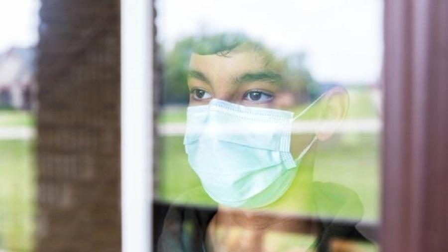 Centenas de jovens relatam, em redes sociais, que usam a máscara para evitar interações sociais e se proteger do julgamento alheio sobre sua aparência - FRANCESCO CARTA/GETTY IMAGES