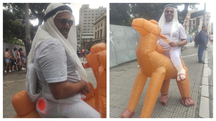 Leandro Felix vestido de xeque árabe em seu camelo inflável no centro de São Paulo - Martha Alves/UOL