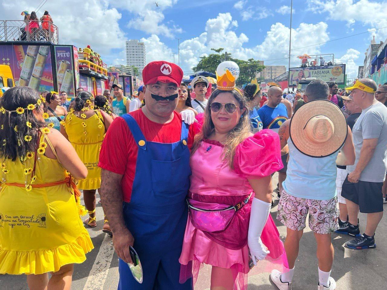 Casal fantasiado de Mário Bros e a princesa Peach no Carnaval de Recife - Yasmin Nascimento/UOL