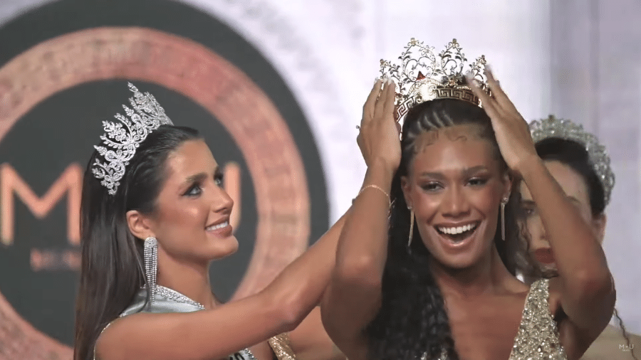 Isalu Souza recebe a coroa da Miss MG 2021 e 2022, Isadora Murta - Reprodução/ YouTube/ Miss Universo Brasil