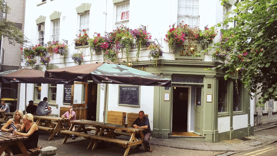 O tradicional pub The Bank Tavern, em Bristol, tem a mais longa fila de espera do mundo - Reprodução/Instagram