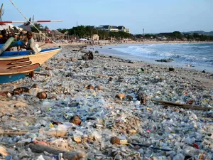 Conferência da ONU finaliza esboço de tratado contra poluição plástica