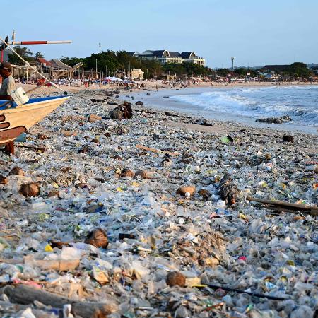 Lixo plástico toma conta de praia em Bali