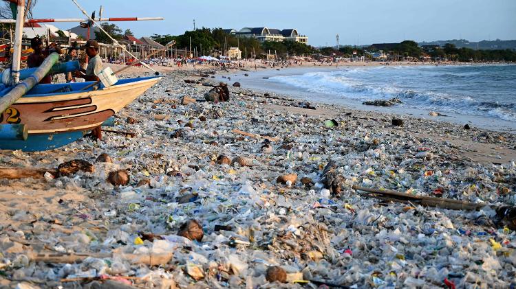 Plástico acumulado em Bali, na Indonésia. O problema com o material nas praias ocorre todos os anos provocado pelas chuvas de monção e acaba afastando turistas