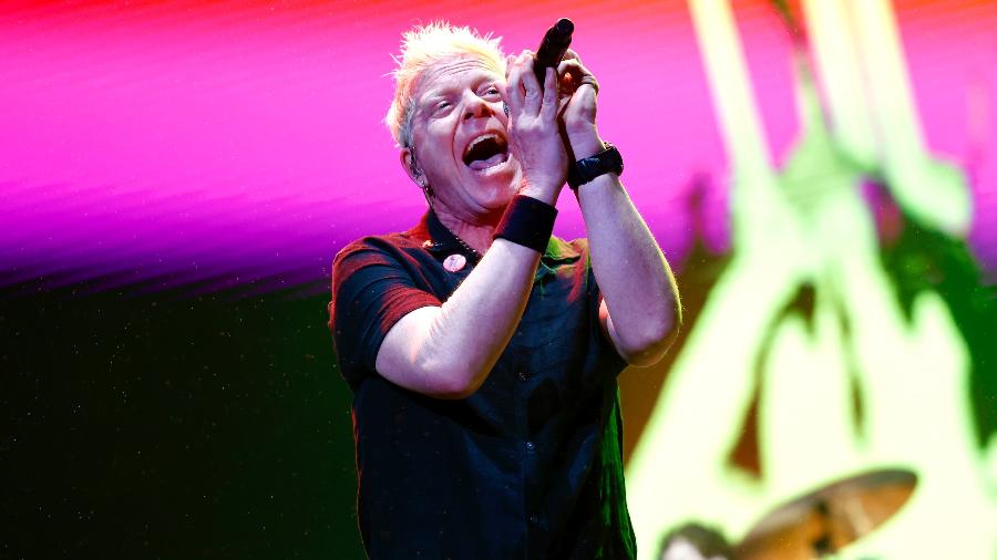Dexter Holland, vocalista da banda The Offspring, em apresentação com hits dos anos 1990 no Lollapalooza, na sexta (22/3)