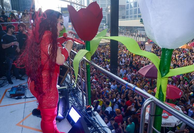 Glória Groove canta em trio da Parada do Orgulho LGBT+ de São Paulo 