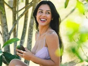 Yanna Lavigne posa de biquíni em meio a natureza e recebe elogios