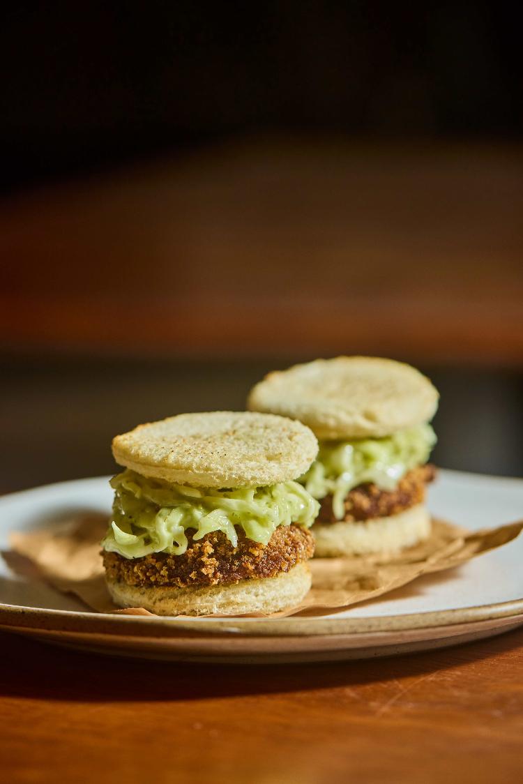 Katsu sando de shitake, tarê de tâmaras e cole verde Katsu sando de shitake, tarê de tâmaras e cole verde
