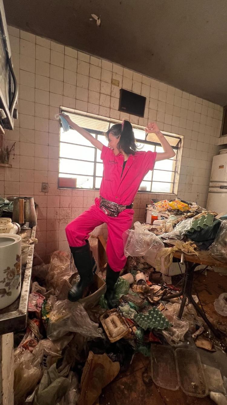 Ellen Milgrau fazendo faxina