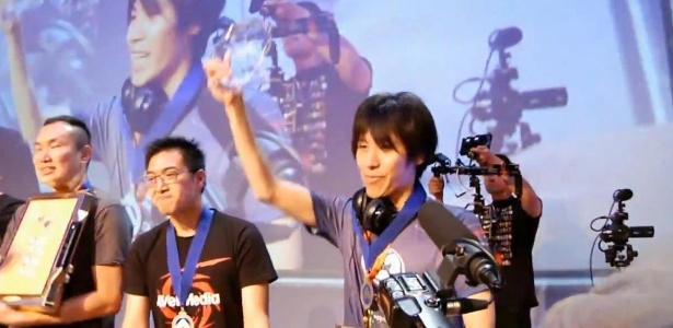 "Momochi" fica com o joystick de ouro de "Ultra Street Fighter IV" do Evo 2015  - Reprodução