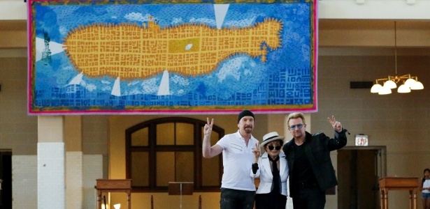 The Edge, Yoko e Bono inauguram painel em homenagem a John Lennon - Eduardo Munoz /Reuters