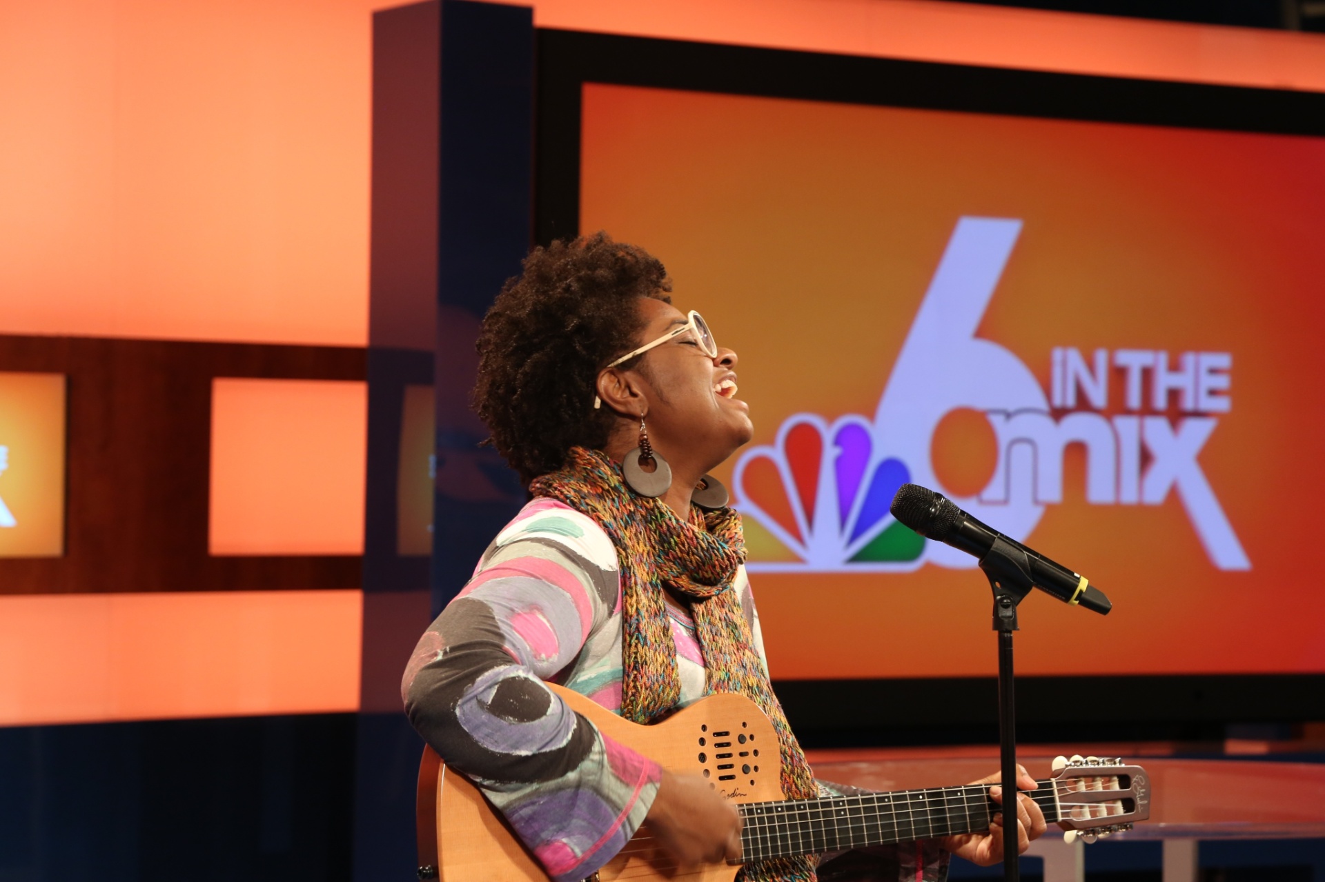 "Perguntar quem é ativa e quem é passiva é muito comum. E isso não existe, somos participativas! Para muitas das dúvidas, geralmente sobre o ato sexual, sugiro um bom passeio pela internet, que tem textos e vídeos para as pessoas se divertirem. Também é usual homens insistirem em paquerar eu e minha mulher, mesmo quando nos identificamos como um casal. É como se precisássemos de um homem para legitimar nosso comprometimento conjugal" | Ellen Oléria, 32, cantora - Poliana Martins