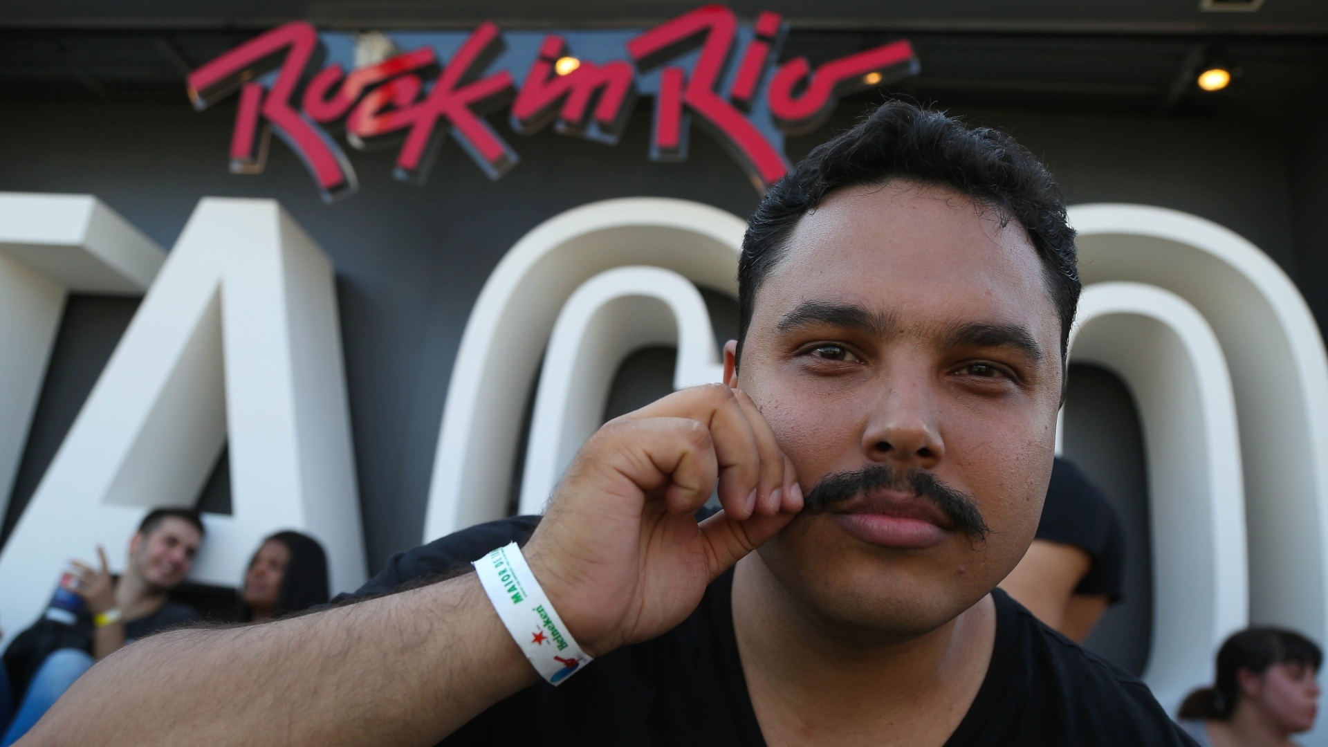 18.set.2015 - Fã do Queen exibe seu bigode de Freddie Mercury no primeiro dia de Rock in Rio. Com Adam Lambert no vocal, a banda inglesa se apresenta a partir da meia-noite desta sexta (18) - Marco Antônio Teixeira/UOL