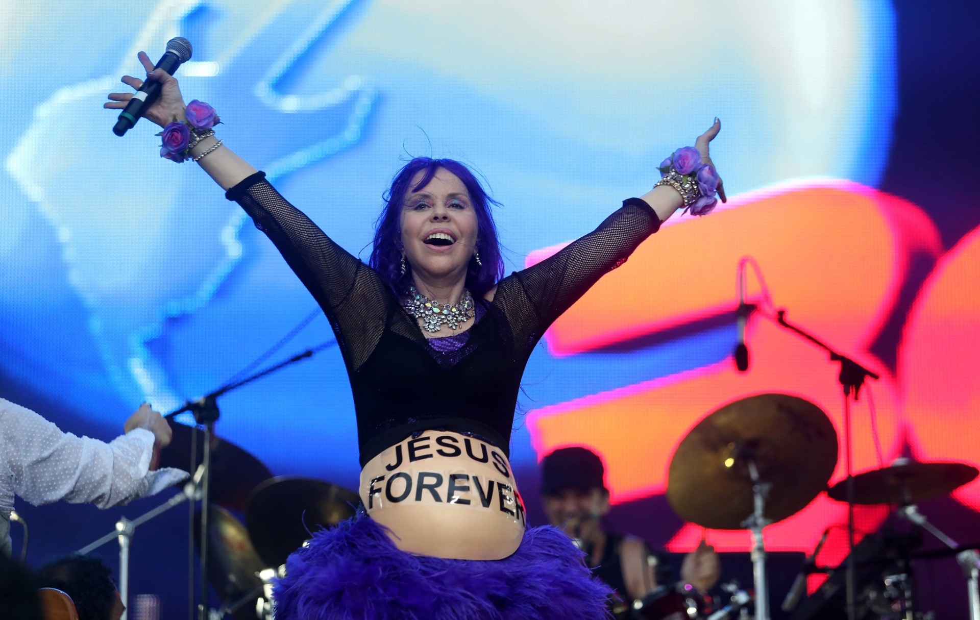 20.set.2015 - Baby do Brasil revelou, no final de sua apresentação com Pepeu Gomes e Pedro Baby, uma barriga postiça que dizia "Jesus forever". - Fábio Motta/Estadão Conteúdo