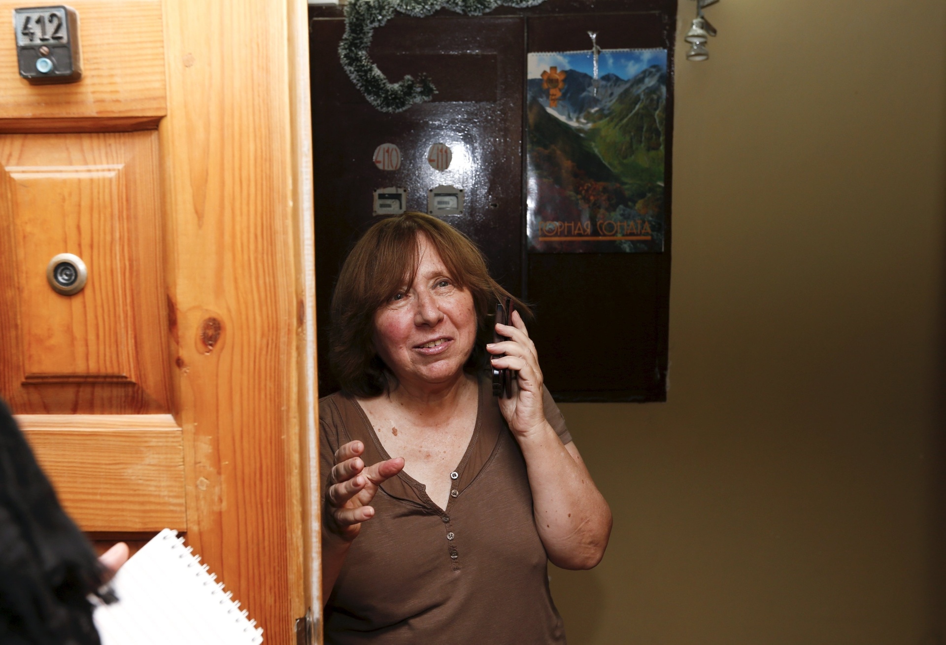 8.out.2015 - Svetlana Alexievich atende jornalistas na porta de sua casa em Minsk, na BIelorússia, momentos depois de ser anunciada como vencedora do Nobel de Literatura de 2015  - Vasily Fedosenko/Reuters