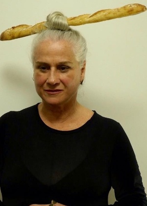 Após camisinha, Vera Holtz cria um coque com baguete - Reprodução/Facebook/veraholtzoficial