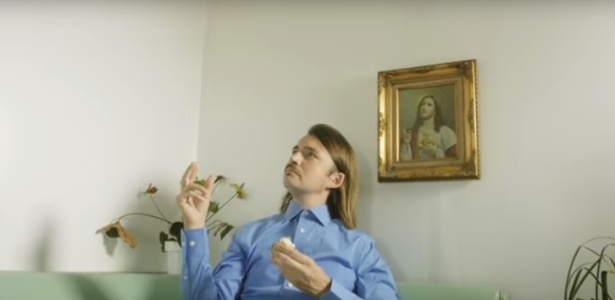 Cena do clipe "Thank God For Girls" da banda Weezer - Reprodução