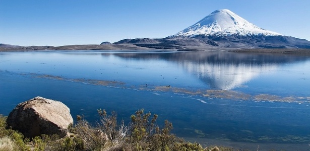 O vulcão Parinacota e o lago Chungará compõem a paisagem do Lauca - Dan Lundberg/Creative Commons