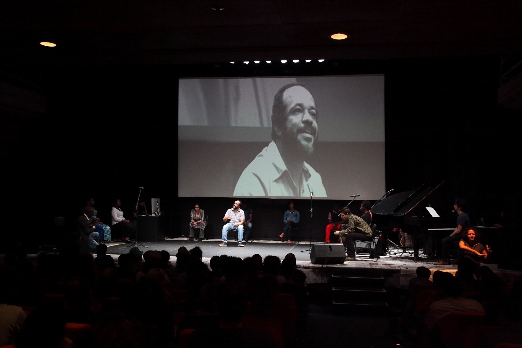 Ao centro, José Fernando Peixoto de Azevedo, diretor da peça "Cidade Vodu" - Ivson Miranda