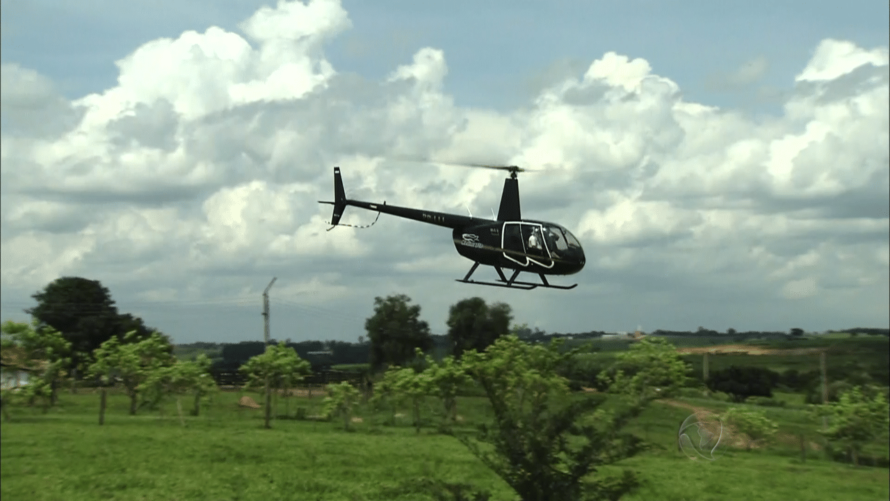 19.nov.2015 - JP e Marcelo passeiam de helicóptero por São Paulo - Reprodução/Record