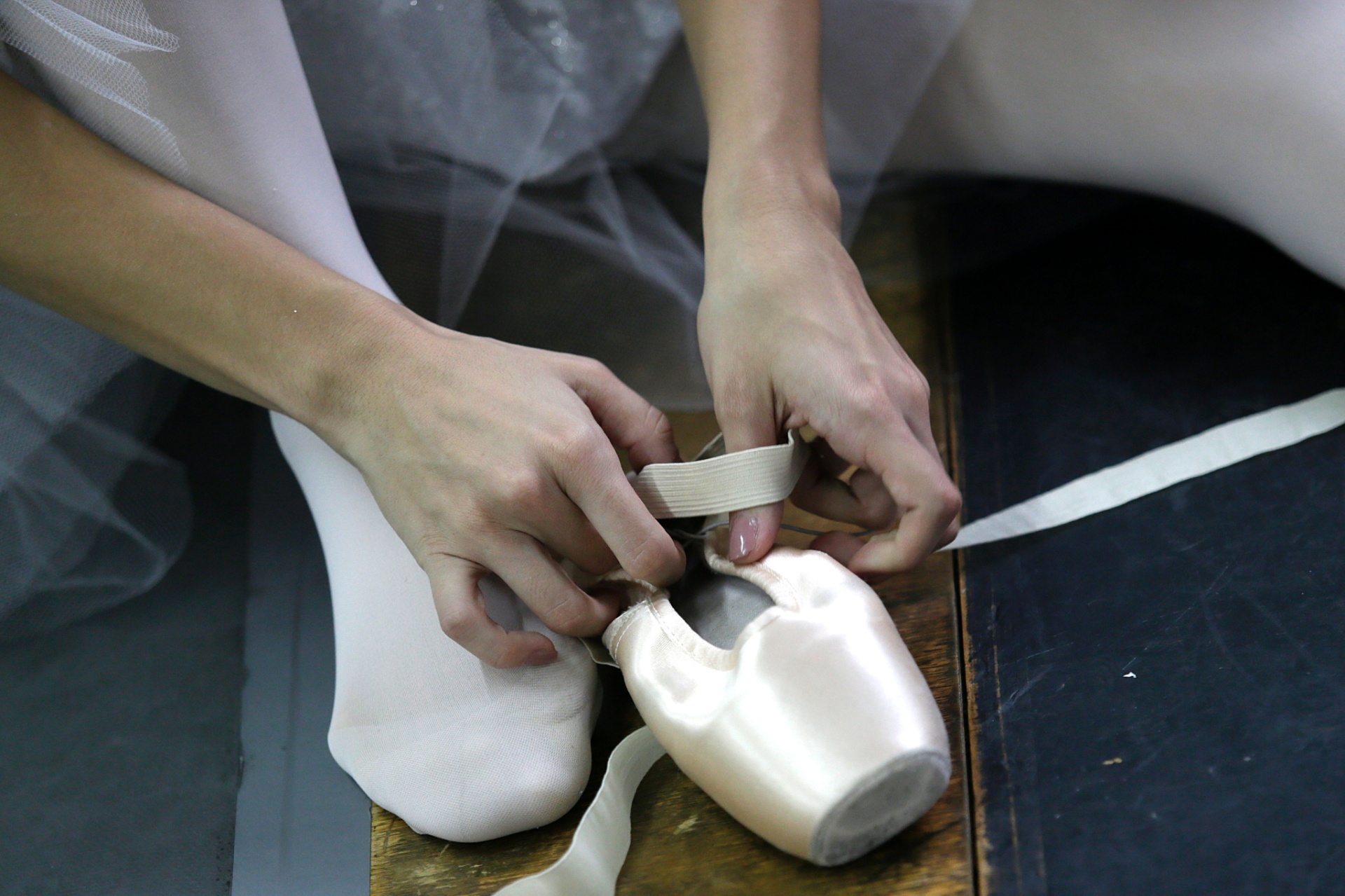 3.dez.2015 - A Companhia de Dança Cisne Negro ensaia para a temporada 2015 de "O Quebra-Nozes", em sua sede, no bairro da Vila Madalena, zona oeste de São Paulo. Esta será a 32ª edição do espetáculo tradicional de Natal. - Flavio Florido/UOL