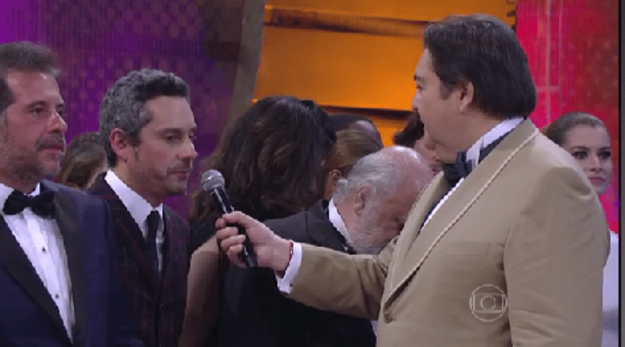14.dez.2015 - Vários artistas da Globo fizeram uma desabafo formal contra a classe política durante a entrega da 20ª Edição do Troféu Melhores do Ano, exibido ao vivo pelo "Domingão do Faustão", neste domingo (13). Cássia Kis, Tonico Pereira e Alexandre Nero foram os mais nítidos, contra ou a favor do governo. Os três são (ou foram) colegas de elenco em "A Regra do Jogo" - Reprodução/TV Globo