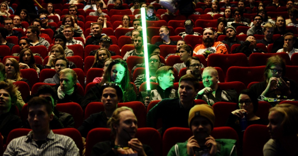 16.dez.2015 - Fã de "Star Wars" acende seu sabre de luz na pré-estreia do filme em Helsinki, na Finlândia