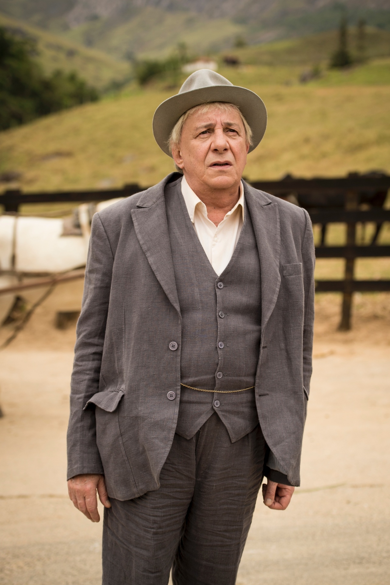 Dez.2015 - Marco Nanini como  Pancrácio, um professor de filosofia que não consegue encontrar trabalho e se vê obrigado a pedir dinheiro nas ruas, em "Êta Mundo Bom!" - João Cotta/Divulgação/TV Globo