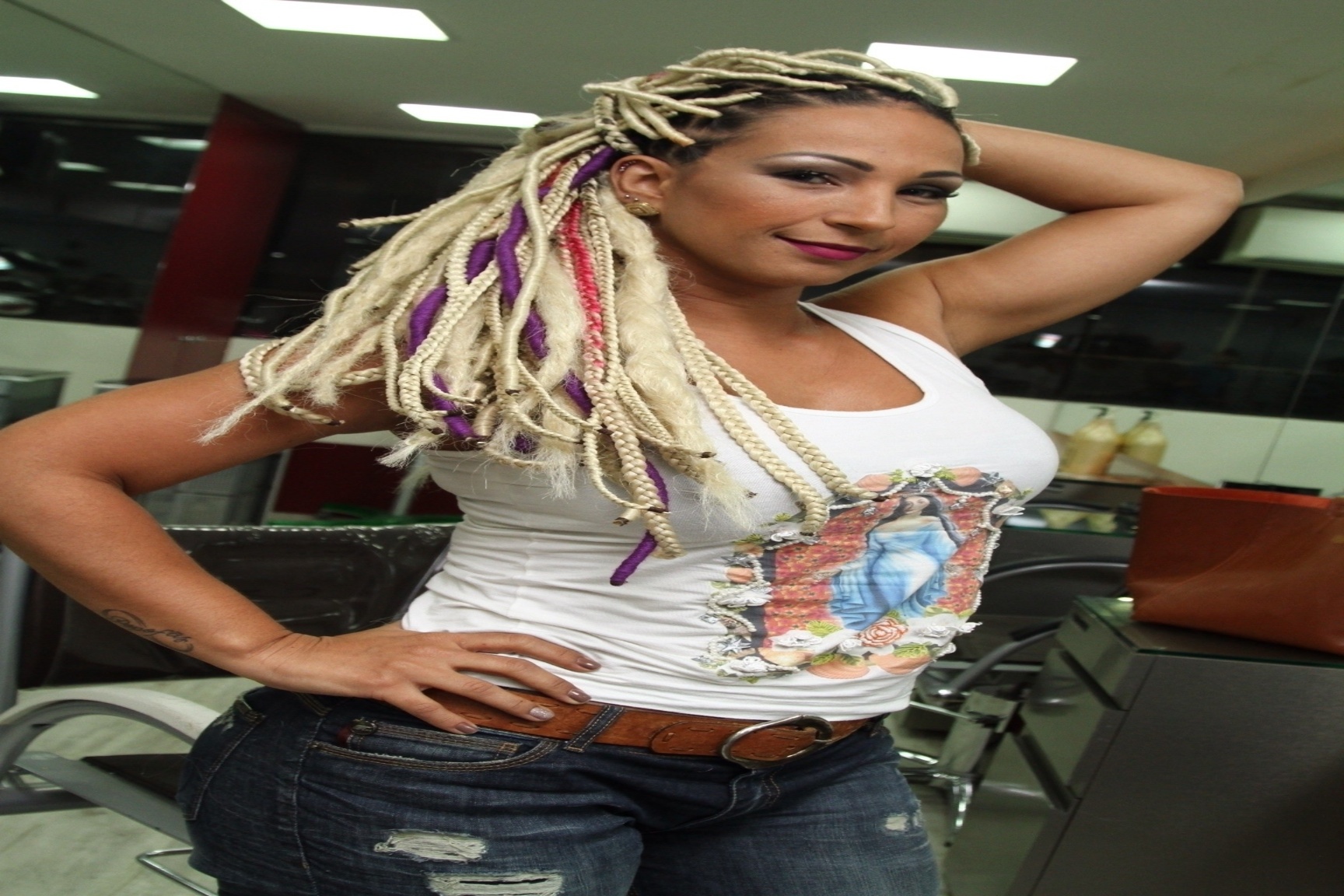 3.fev.2015 - Valesca Popozuda adere ao visual com dreads para curtir o Carnaval - AgNews