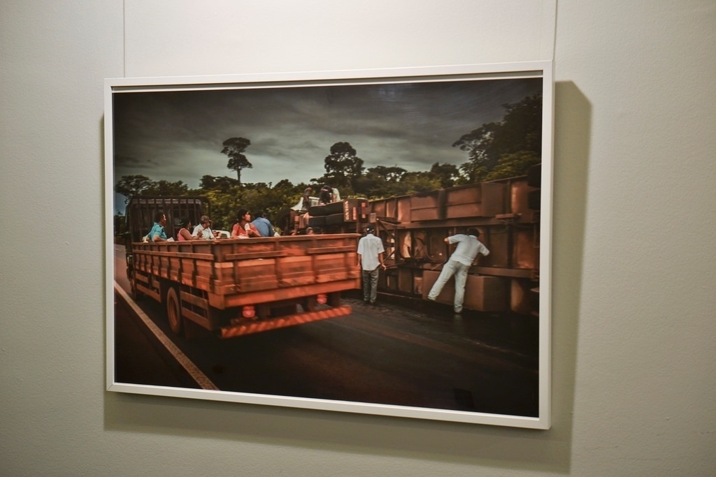 Imagens da exposição "Estradas dos Grãos", do brasileiro Ricardo Teles, em Madri, que denuncia desperdício de alimentos nas estradas brasileiras - Divulgação