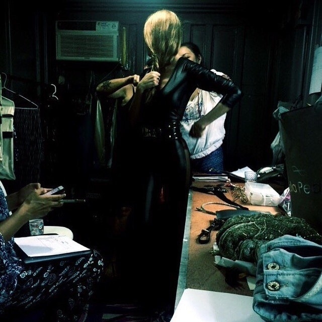 16.fev.2016 - Alinne Moraes prova figurino para "Os Saltimbancos Trapalhões 2 - Rumo a Hollywood" - Reprodução/Instagram/alinnemoraes