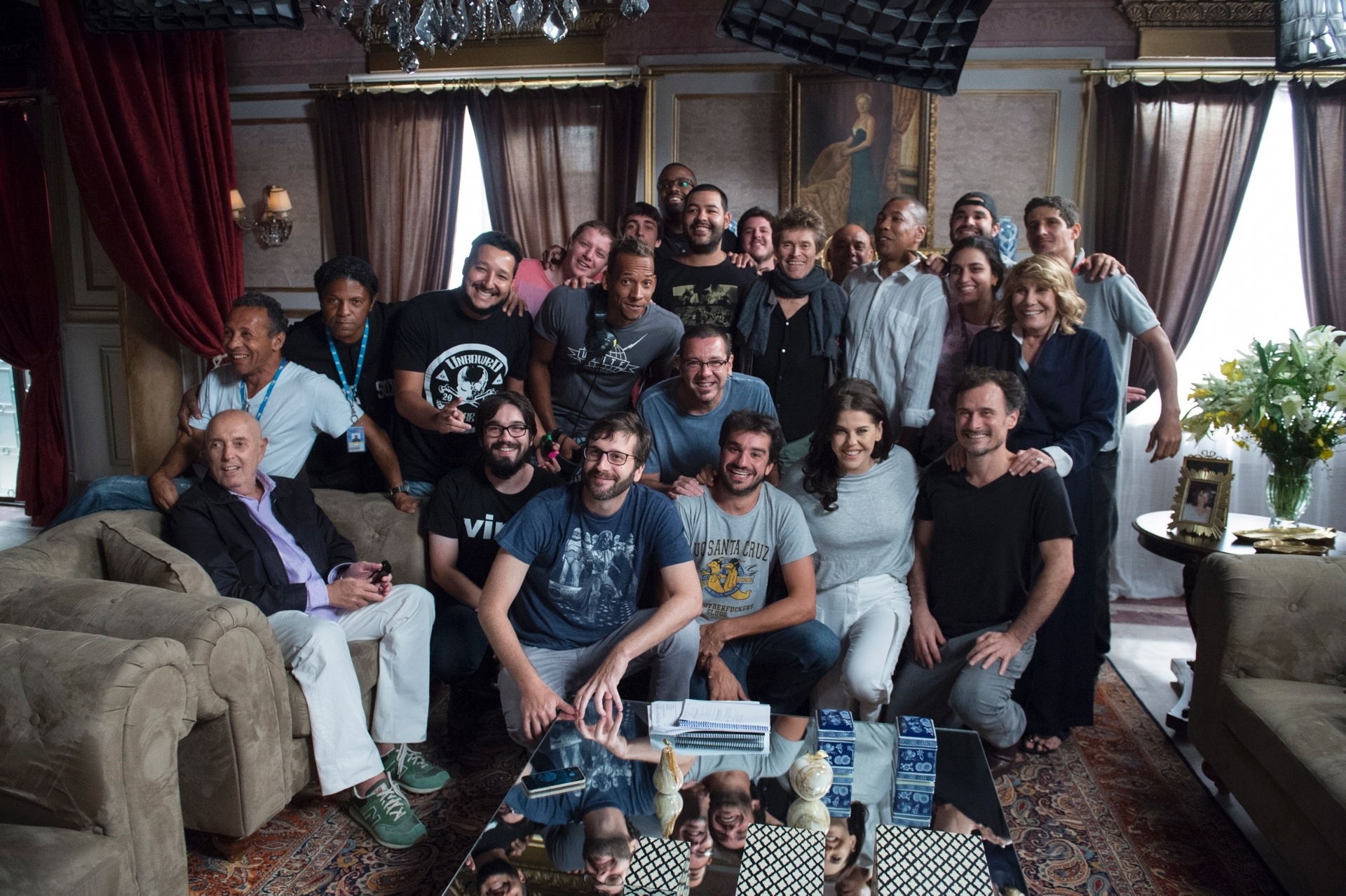 25.fev.2016 - Willem Dafoe e Hector Babenco posam com o elenco e a equipe de "A Regra do Jogo" - Estevam Avellar/TV Globo