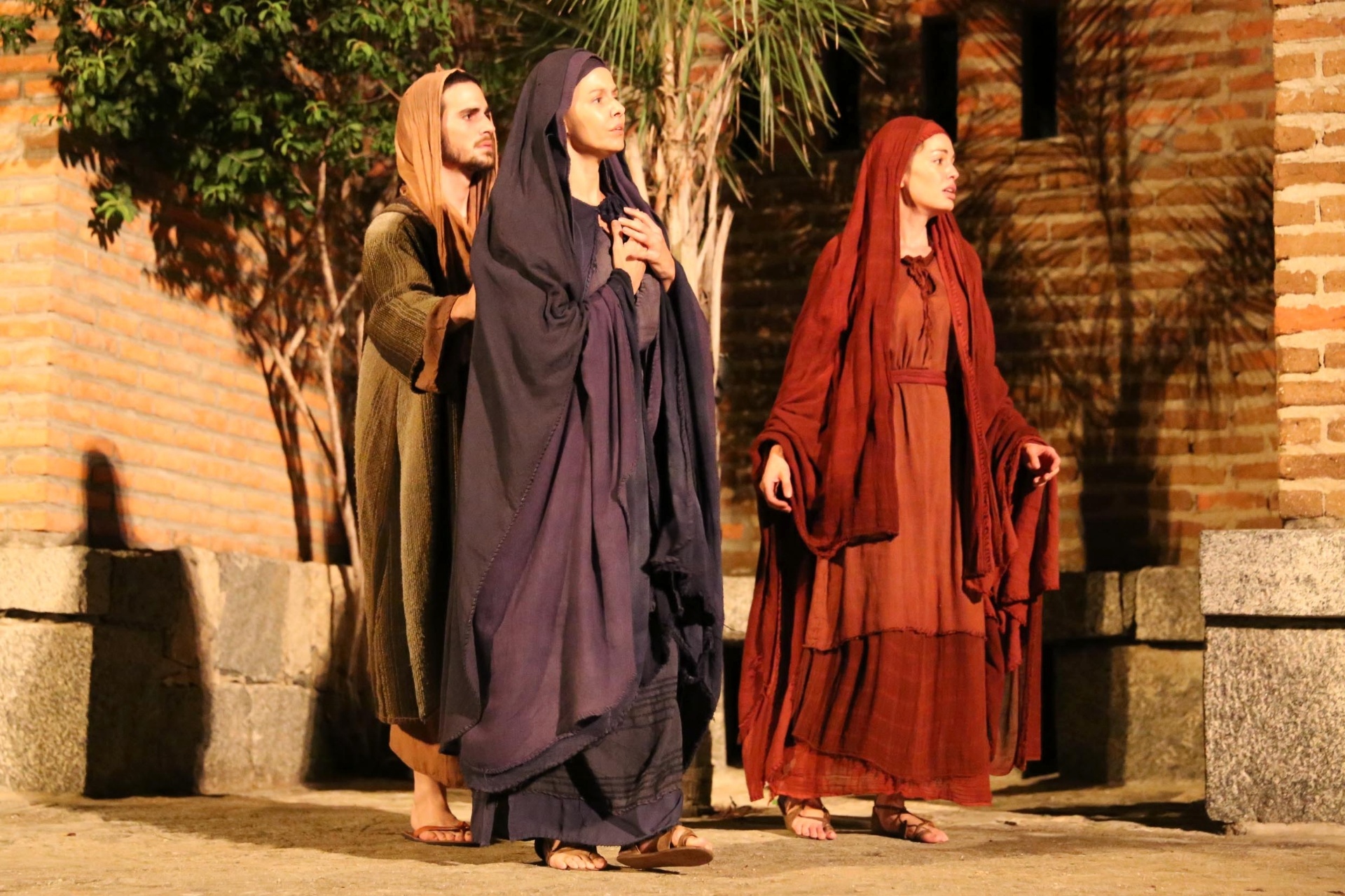 25.mar.2016 - Na cena, João, Maria e Madalena acompanha a Via Sacra - João Tavares/Divulgação