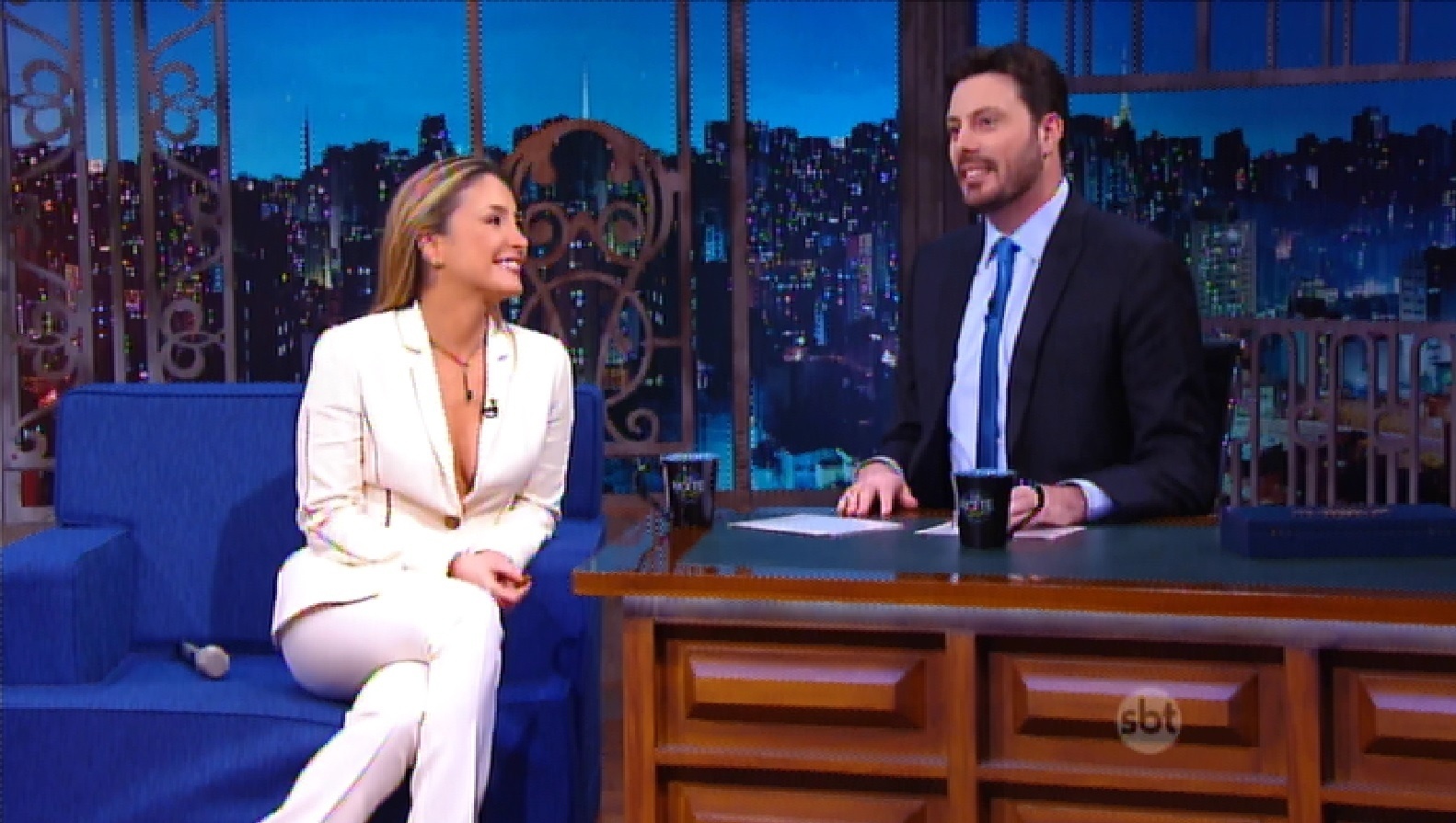 18.mai.2016 - Questionada por Danilo Gentili, Cláudia Leitte confirma que continuará como jurada do "The Voice" - Reprodução /SBT