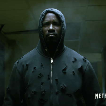 Luke Cage leva tiros em cena da primeira temporada - Divulgação/Netflix